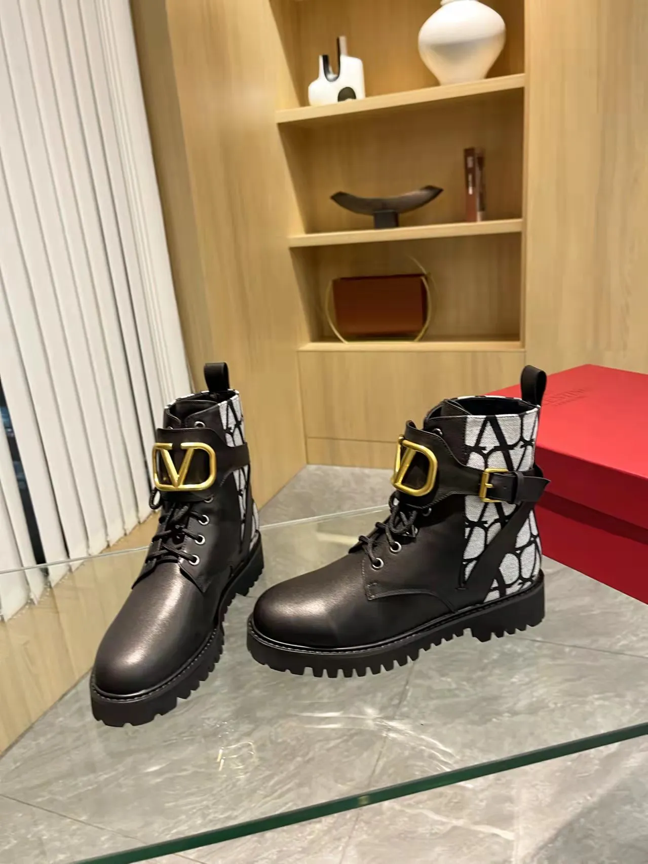 👟👟Ex-factory price 540👟👟 𝑉𝐴𝐿𝐸𝑁𝑇𝐼𝑁𝑂 Valentino's new autumn and winter Martin boots. The unique [V logo fabric print pattern] brings out a full sense of high-end, worth buying★Absolutely high-grade❥Original method Absolute sensibility❥Elegant style Create a different feeling, simple and elegant style!  Fabric: fabric printed cloth + imported cowhide. Lining: inner sheepskin. Bronze large buckle with high-end printing. Color: black, brown. Size: 35-41. (42 customized items cannot be returned or exchanged)